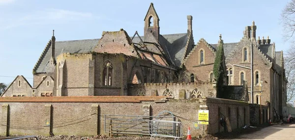 Den gamle klosterbygning med brandskader - Stock-foto