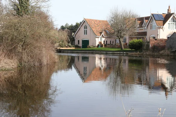 Ein malerischer Blick auf den Chichester Kanal — Stockfoto