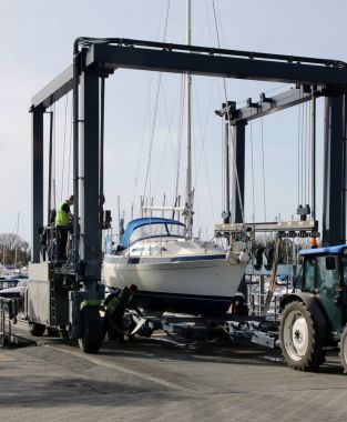 Bir yelkenli bir beşik askı 