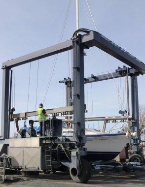 Bir yelkenli bir beşik askı 