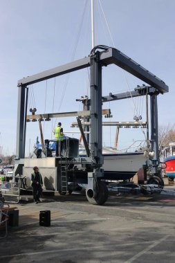 Bir yelkenli bir beşik askı 