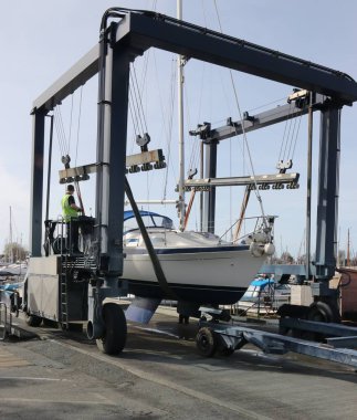 Bir yelkenli bir beşik askı 