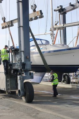 Bir yelkenli bir beşik askı 