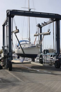 Bir yelkenli bir beşik askı 
