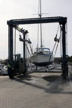 Bir yelkenli bir beşik askı 