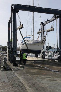 Bir yelkenli bir beşik askı 