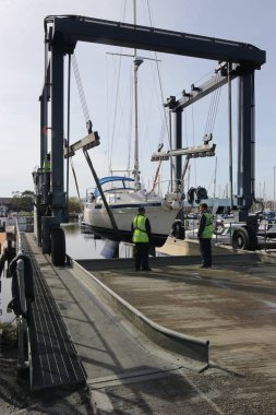 Bir yelkenli bir beşik askı 