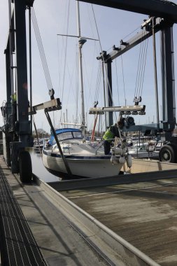 Bir yelkenli bir beşik askı 