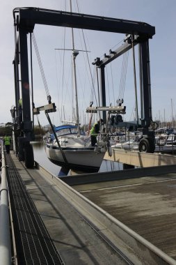 Bir yelkenli bir beşik askı 