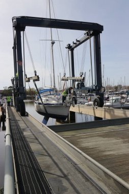 Bir yelkenli bir beşik askı 