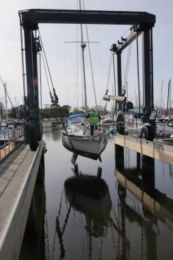 Bir yelkenli bir beşik askı 