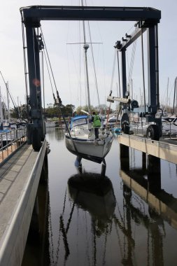 Bir yelkenli bir beşik askı 