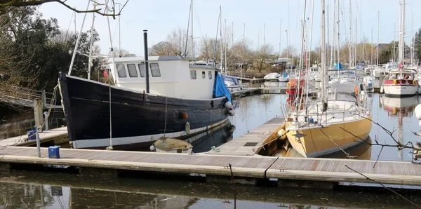 Och fritidsbåtar förtöjda i chichester marina — Stockfoto