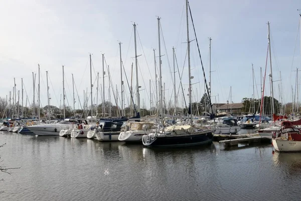 Jachty a rekreační plavidla kotví v chichester marina — Stock fotografie