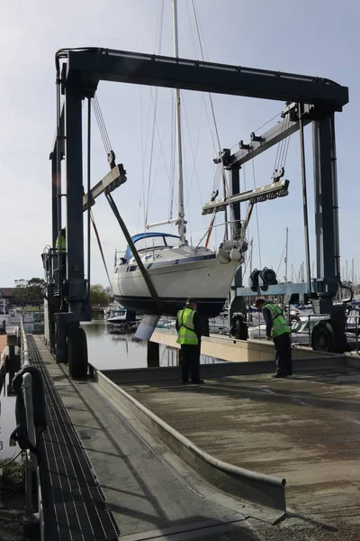 Bir yelkenli bir beşik askı 