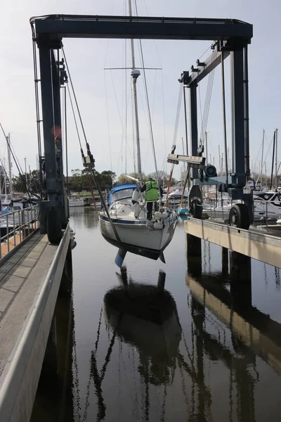 Un velero en una honda de cuna —  Fotos de Stock