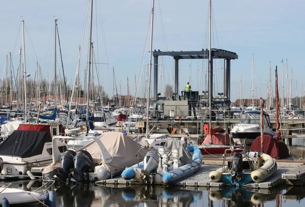 Yates y embarcaciones de recreo amarrados en el puerto deportivo de Chichester — Foto de Stock
