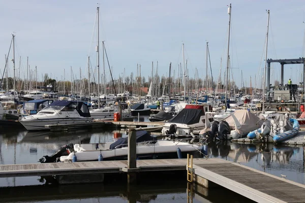 Och fritidsbåtar förtöjda i chichester marina — Stockfoto