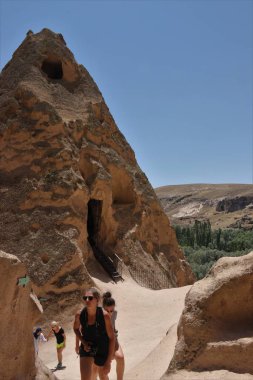 Kapadokya'da Selime Manastırı ziyaret turistler