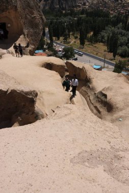 Kapadokya'da Selime Manastırı ziyaret turistler