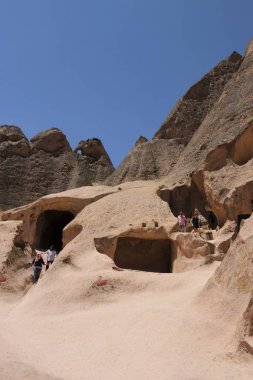 Kapadokya'da Selime Manastırı ziyaret turistler