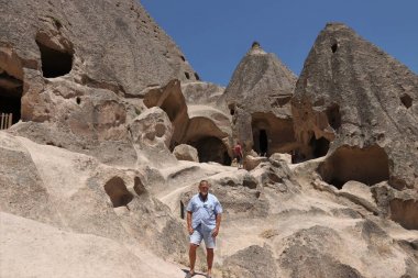Bazı ünlü peribacaları Kapadokya gelen turist