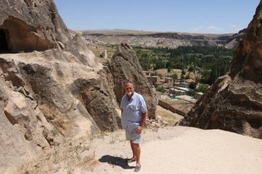 Bazı ünlü peribacaları Kapadokya gelen turist