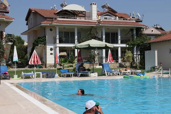 Editorial Une Petite Entreprise Hôtelière Familiale Locale Avec Piscine Chaises — Photo