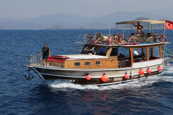 Türkiye'de turistlere tekne turları — Stok fotoğraf