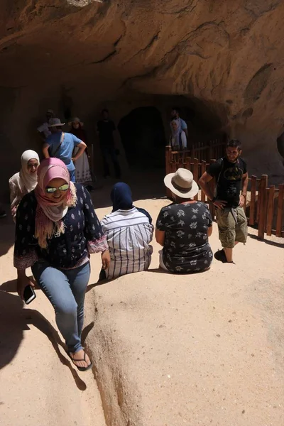 Turistas visitando el Monasterio de Selime en Capadocia — Foto de Stock