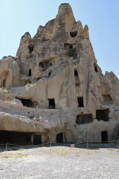 Las famosas chimeneas de hadas y el paisaje de Capadocia —  Fotos de Stock