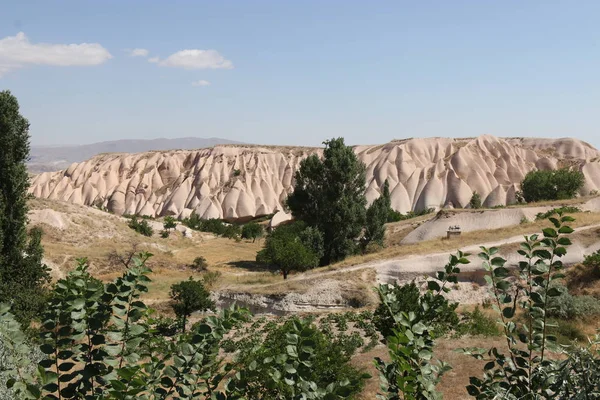 Słynne bajkowe kominy i krajobraz Kapadocji — Zdjęcie stockowe