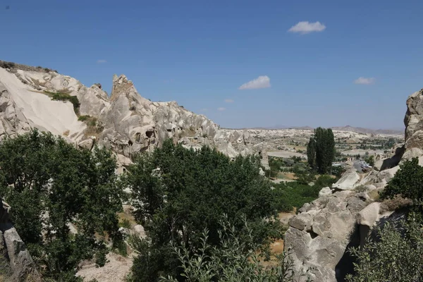 Słynne bajkowe kominy i krajobraz Kapadocji — Zdjęcie stockowe
