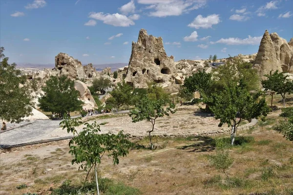 Las famosas chimeneas de hadas y el paisaje de Capadocia —  Fotos de Stock