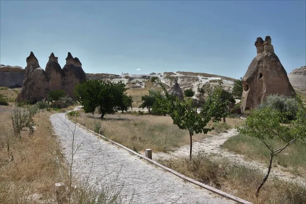 Las famosas chimeneas de hadas y el paisaje de Capadocia —  Fotos de Stock