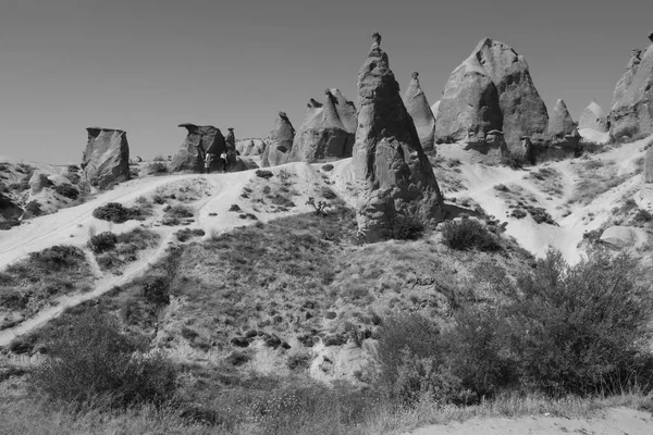 Turystów odwiedzających niektóre słynne bajkowe kominy w Kapadocji — Zdjęcie stockowe