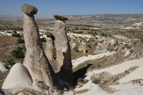 Turystów odwiedzających niektóre słynne bajkowe kominy w Kapadocji — Zdjęcie stockowe