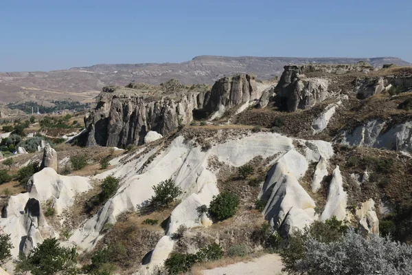 Turisti che visitano alcuni dei famosi camini delle fate in Cappadocia — Foto Stock