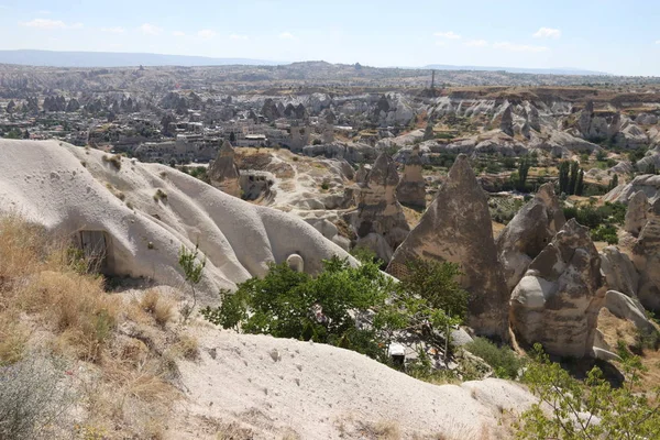 I famosi camini delle fate e il paesaggio della Cappadocia — Foto Stock