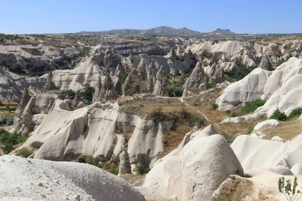 Les célèbres cheminées de fées et le paysage de la Cappadoce — Photo