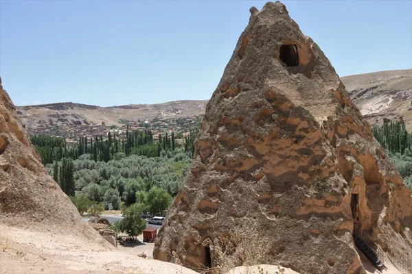 Turistas visitando algunas de las famosas chimeneas de hadas en Capadocia —  Fotos de Stock