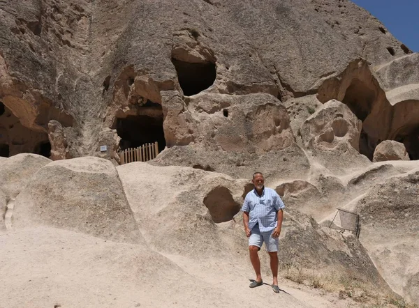 Turistas visitando algunas de las famosas chimeneas de hadas en Capadocia — Foto de Stock