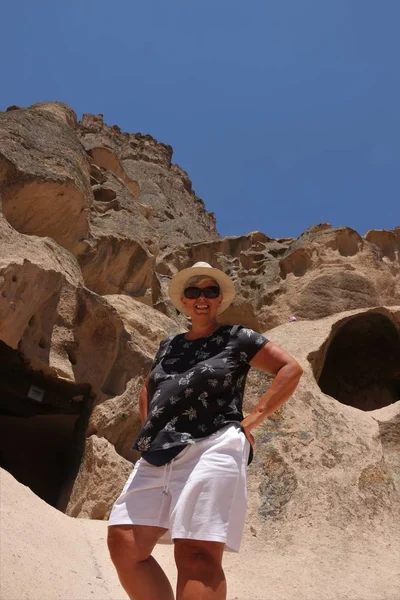 Turistas visitando el Monasterio de Selime en Capadocia —  Fotos de Stock