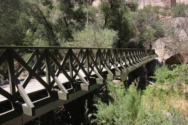 Un puente sobre el Cañón Ihlara paisaje de montaña —  Fotos de Stock