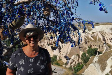 Türk gözleri bir ağaca tutunan