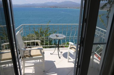 Bir balkon bir görünüm