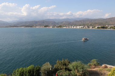 Tekneleri sakin sularda, Editör