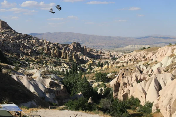 De beroemde Fairy schoorstenen en het landschap van Cappadocië — Stockfoto