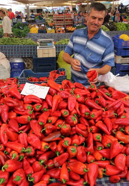 시장에 신선한 야채와 과일의 생산 — 스톡 사진
