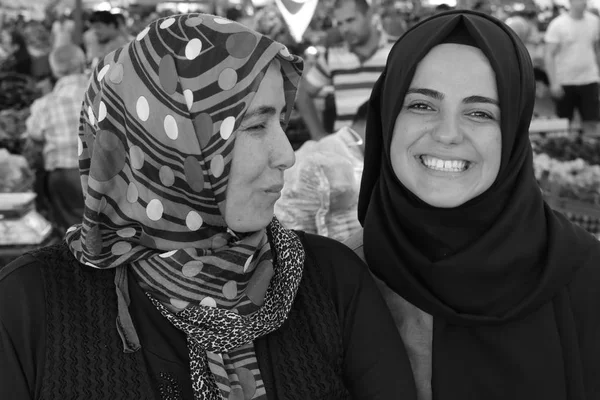 Seorang gadis muda Turki dan ibunya — Stok Foto